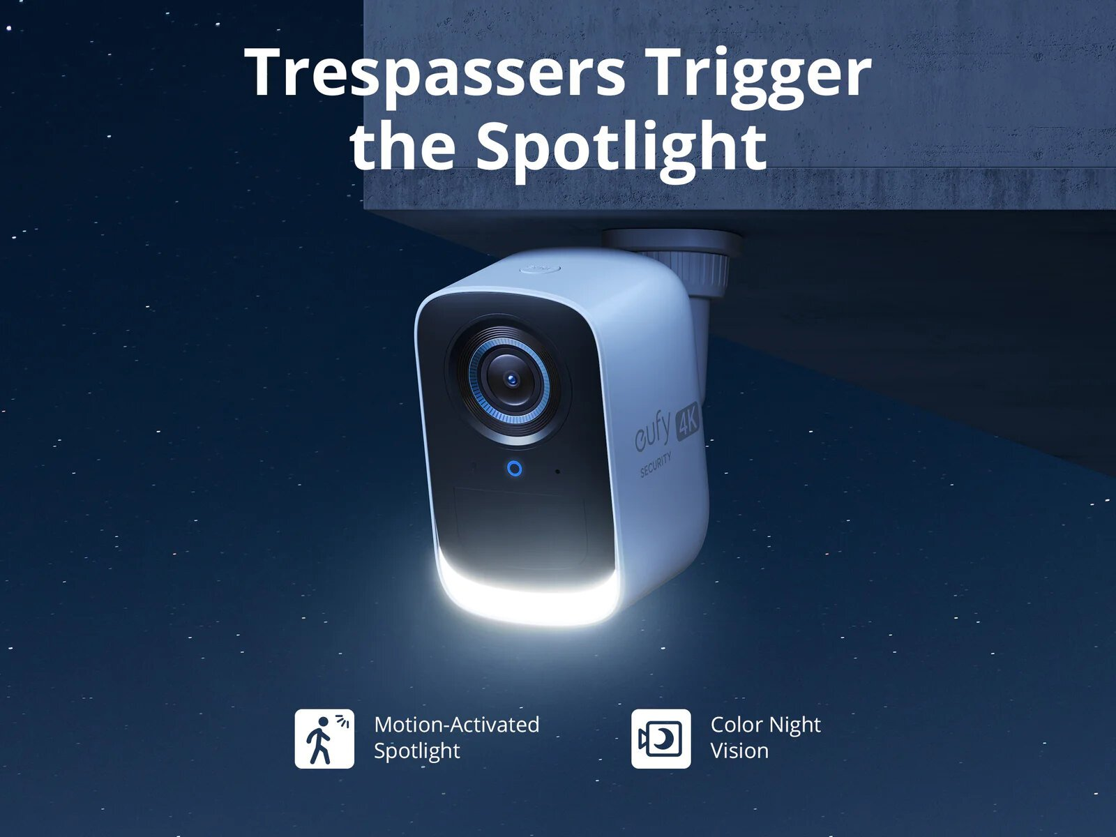 Biała kamera bezpieczeństwa z reflektorem, zamontowana na konstrukcji na tle gwiaździstego nieba.