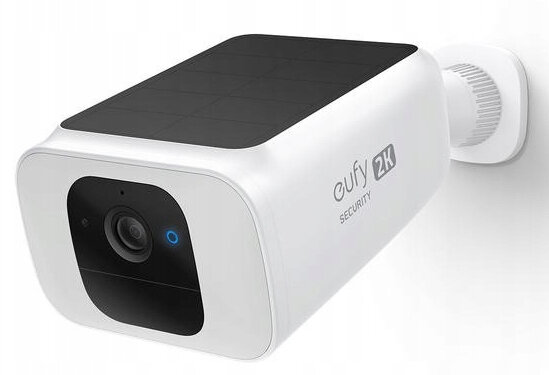Biała kamera bezpieczeństwa z panelem słonecznym na górze. Ma czarny przód z obiektywem i słowem „eufy”.