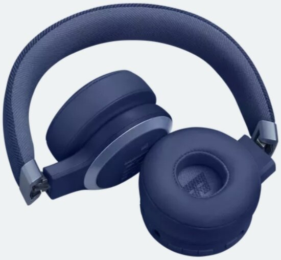 Niebieskie słuchawki JBL. Widoczne nauszniki i pałąk. Srebrne akcenty, na białym tle.