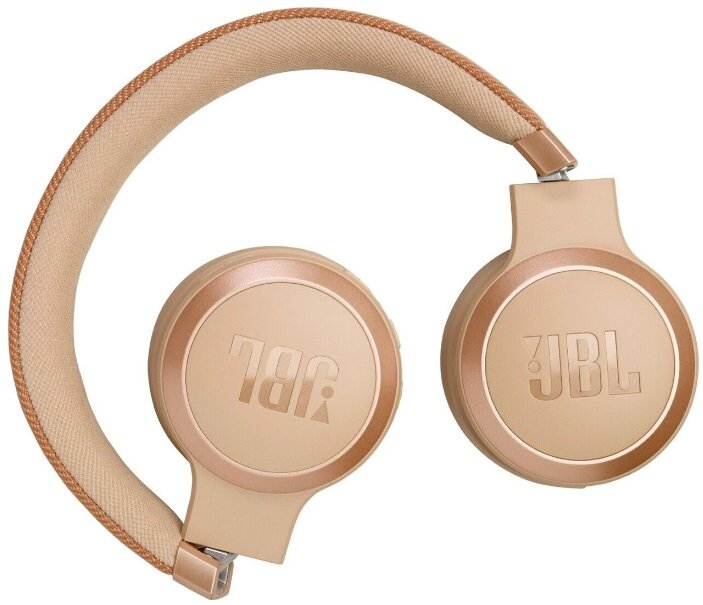 Beżowe i złote słuchawki JBL, złożone. Złote logo JBL na każdym nauszniku.