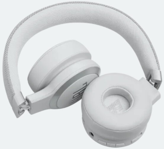Składane białe słuchawki JBL, na jasnej powierzchni. Widoczne nauszniki i pałąk.