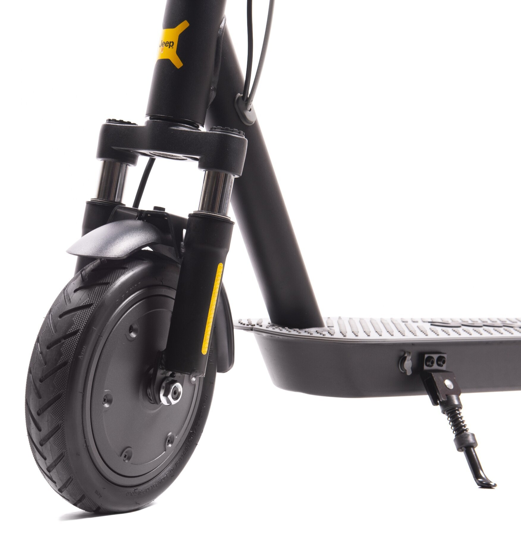 Zbliżenie przedniego koła, błotnika i zawieszenia czarnej hulajnogi elektrycznej na białym tle.