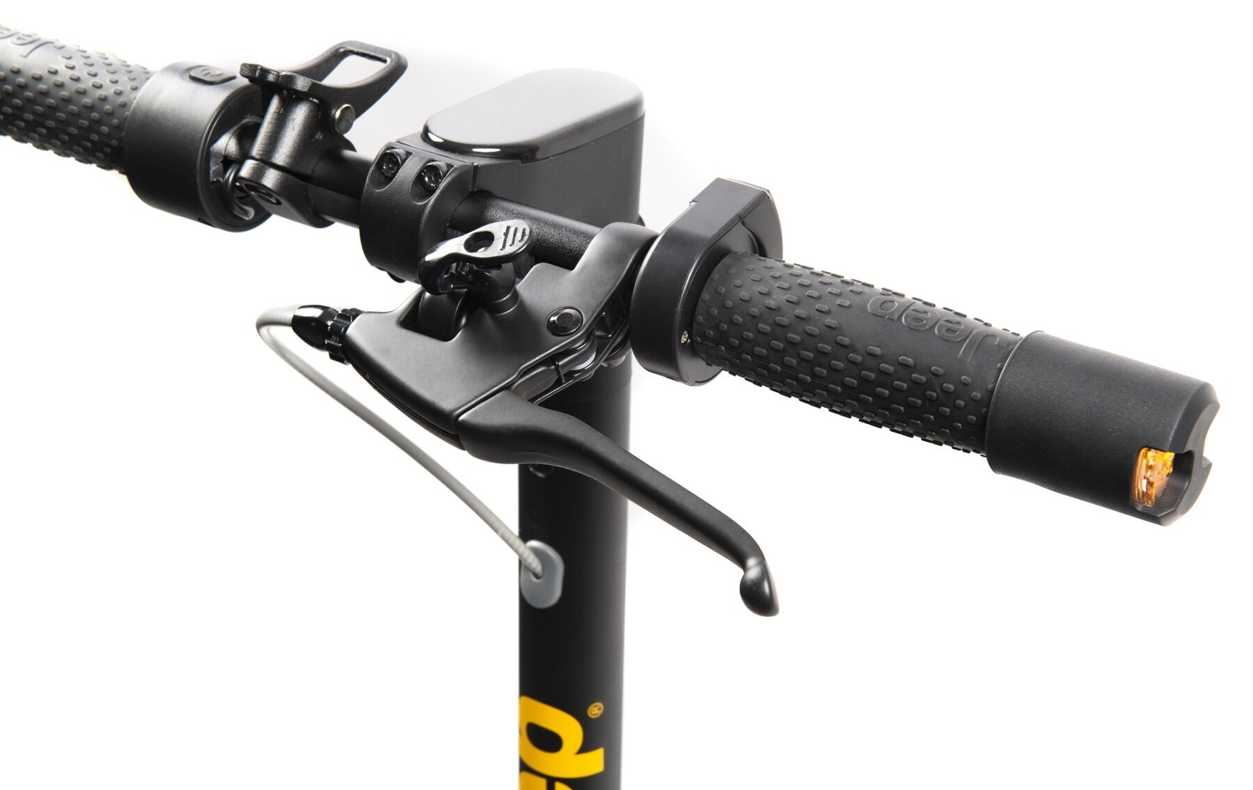 Zbliżenie kierownicy skutera elektrycznego. Zawiera dźwignię hamulca, uchwyty i panel sterowania.