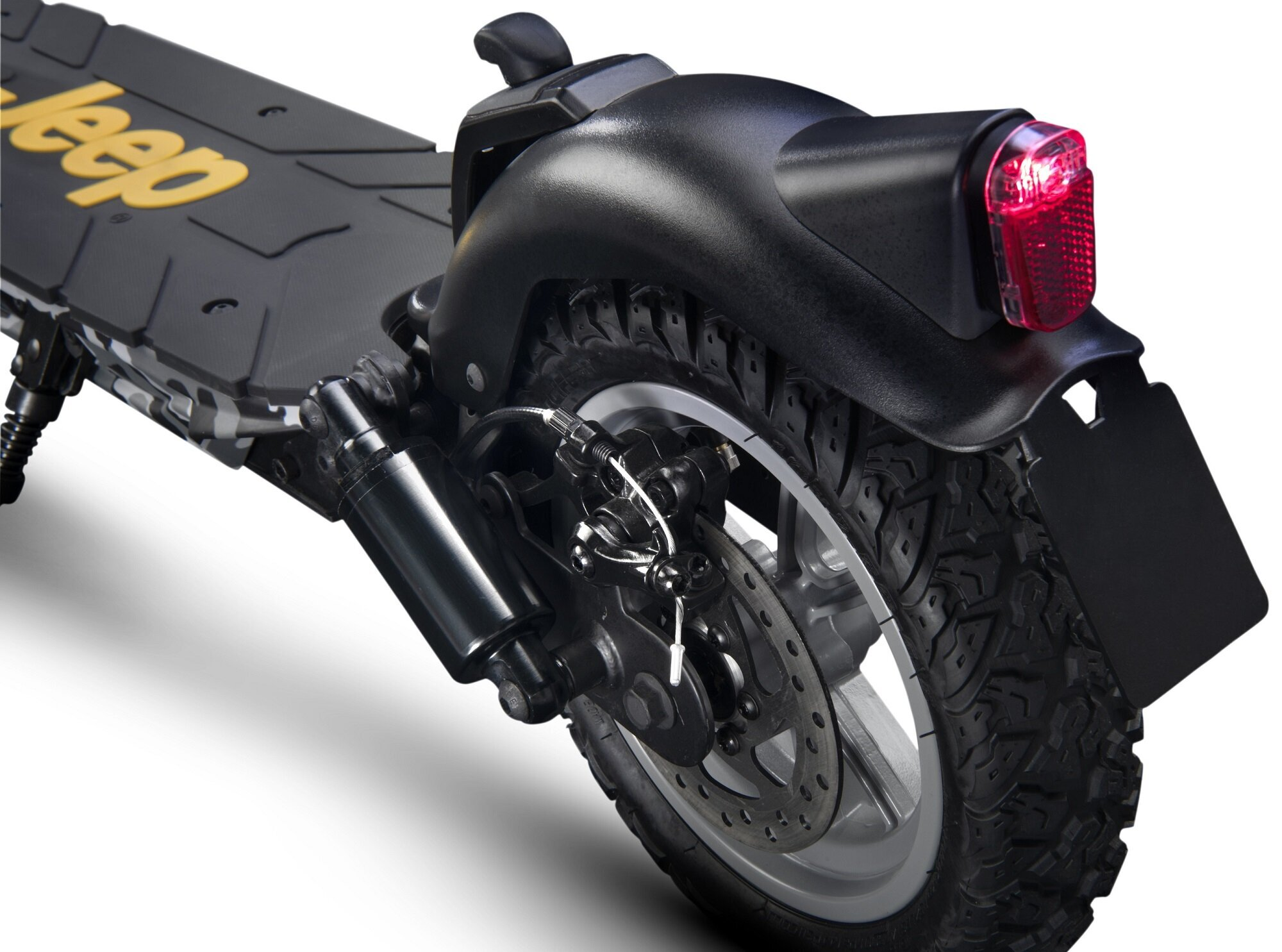 Zbliżenie czarnej hulajnogi elektrycznej z żółtym logo Jeep na białym tle.