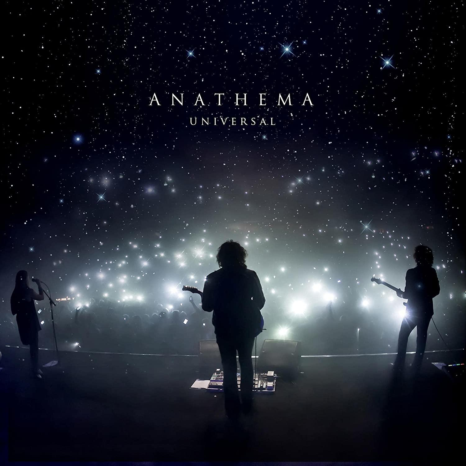 Band tritt auf der Bühne mit Beleuchtung im Hintergrund auf. Die Band ist silhouettenhaft, mit Sternenhimmel.