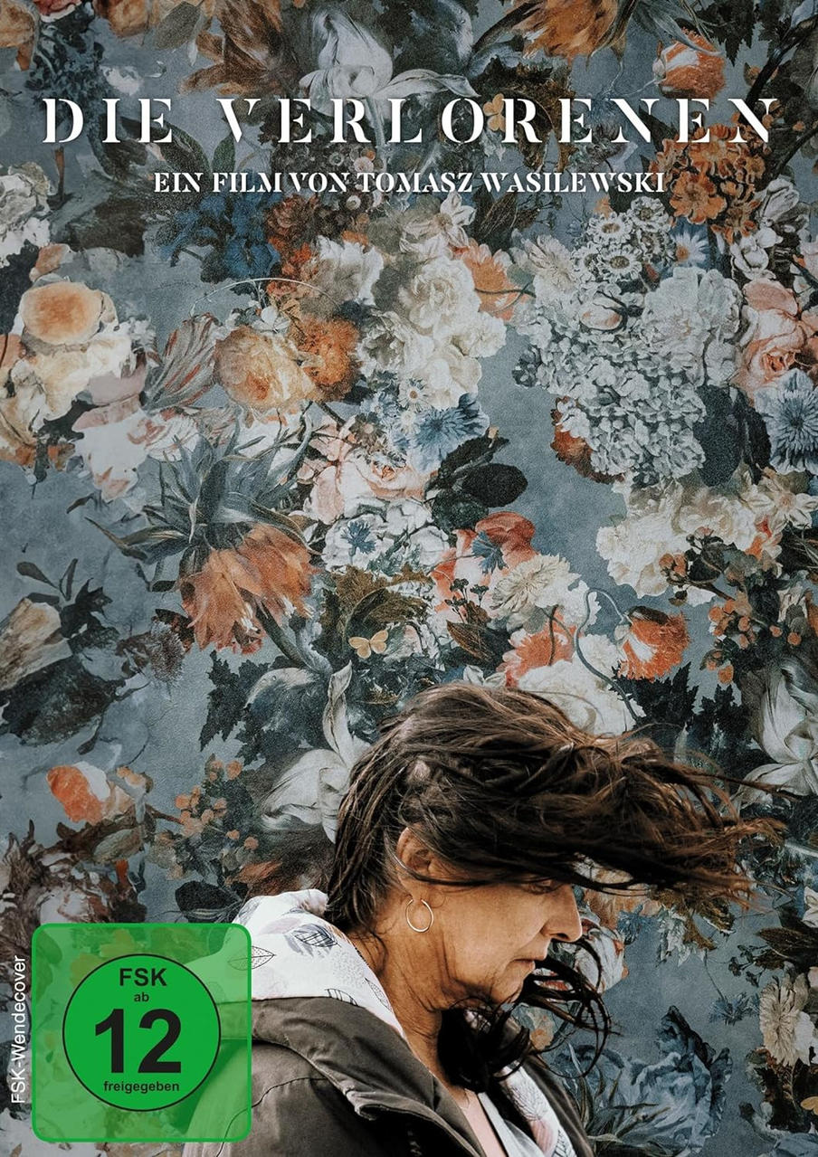 Filmplakat mit floralem Hintergrund, Profil einer Frau und deutschem Text.