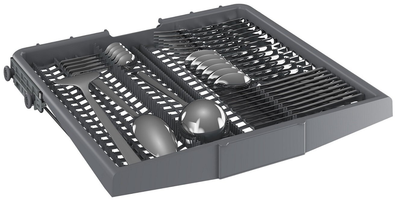 Taca na sztućce w zmywarce wypełniona srebrnymi sztućcami. Widelce, łyżki i noże są starannie ułożone w szczelinach.