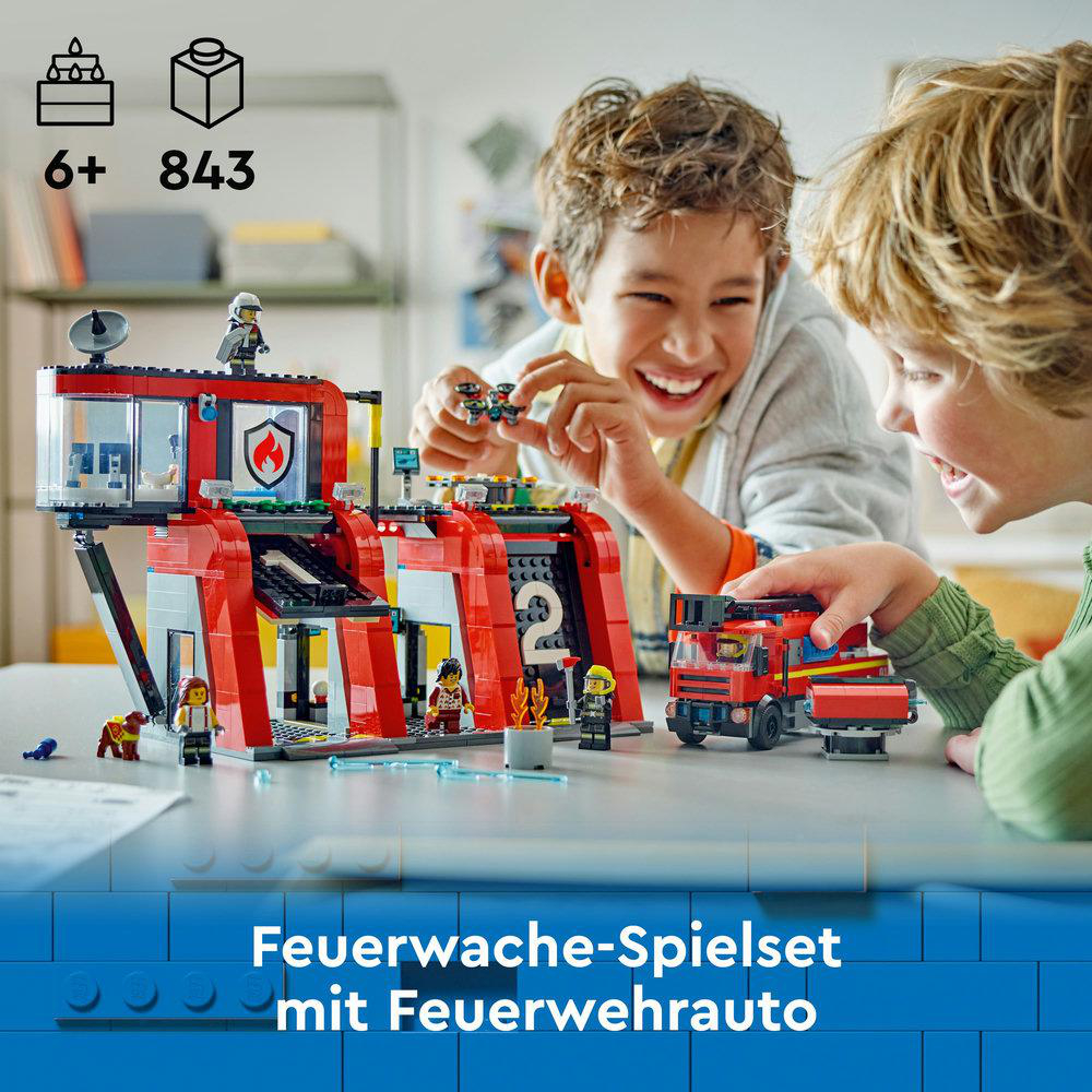 Zwei Jungen bauen ein Lego-Feuerwehrhaus mit Auto. Alter 6+, 843 Teile.