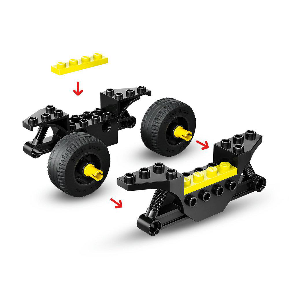 Lego-Steine, die zu einem schwarzen Motorrad mit gelben Akzenten zusammengesetzt werden, auf weißem Hintergrund.
