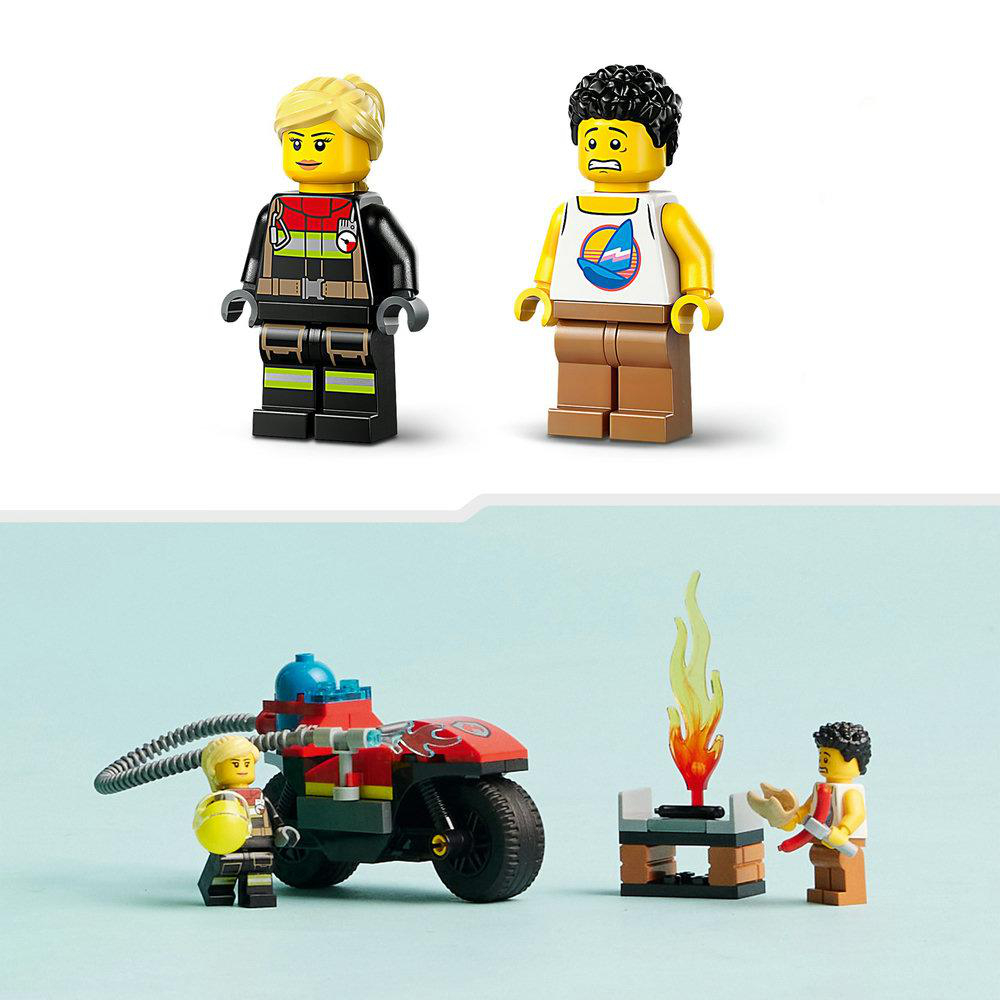 Lego-Minifiguren: ein Feuerwehrmann, ein Mann mit Tanktop und das Set mit Motorrad, Feuer und Figuren.
