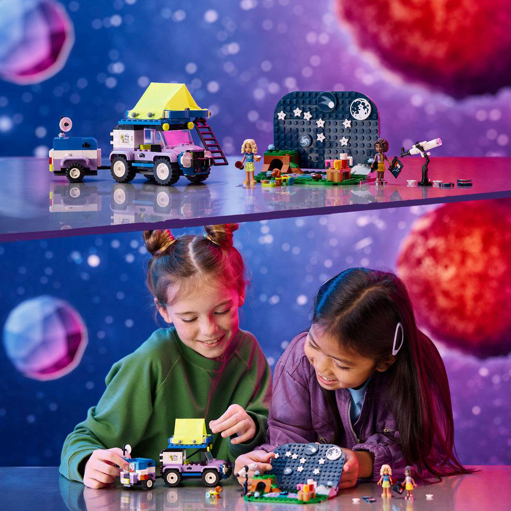 LEGO Friends Set mit Mädchen, die mit einem Campingbus und Teleskop spielen.