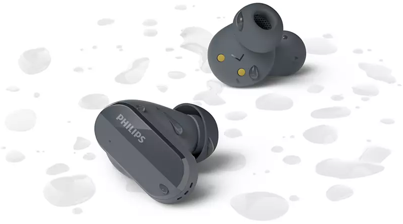 Két szürke vezeték nélküli fülhallgató, vízcseppekkel, fehér háttér előtt. Az egyiken a Philips logó.