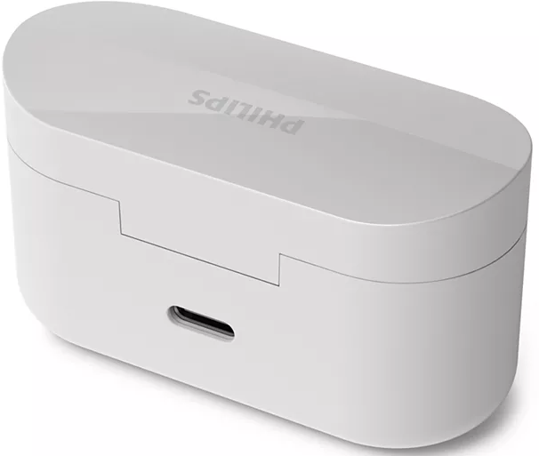 Fehér Philips töltőtok fülhallgatóhoz, USB-C porttal az alján. A teteje enyhén ívelt.