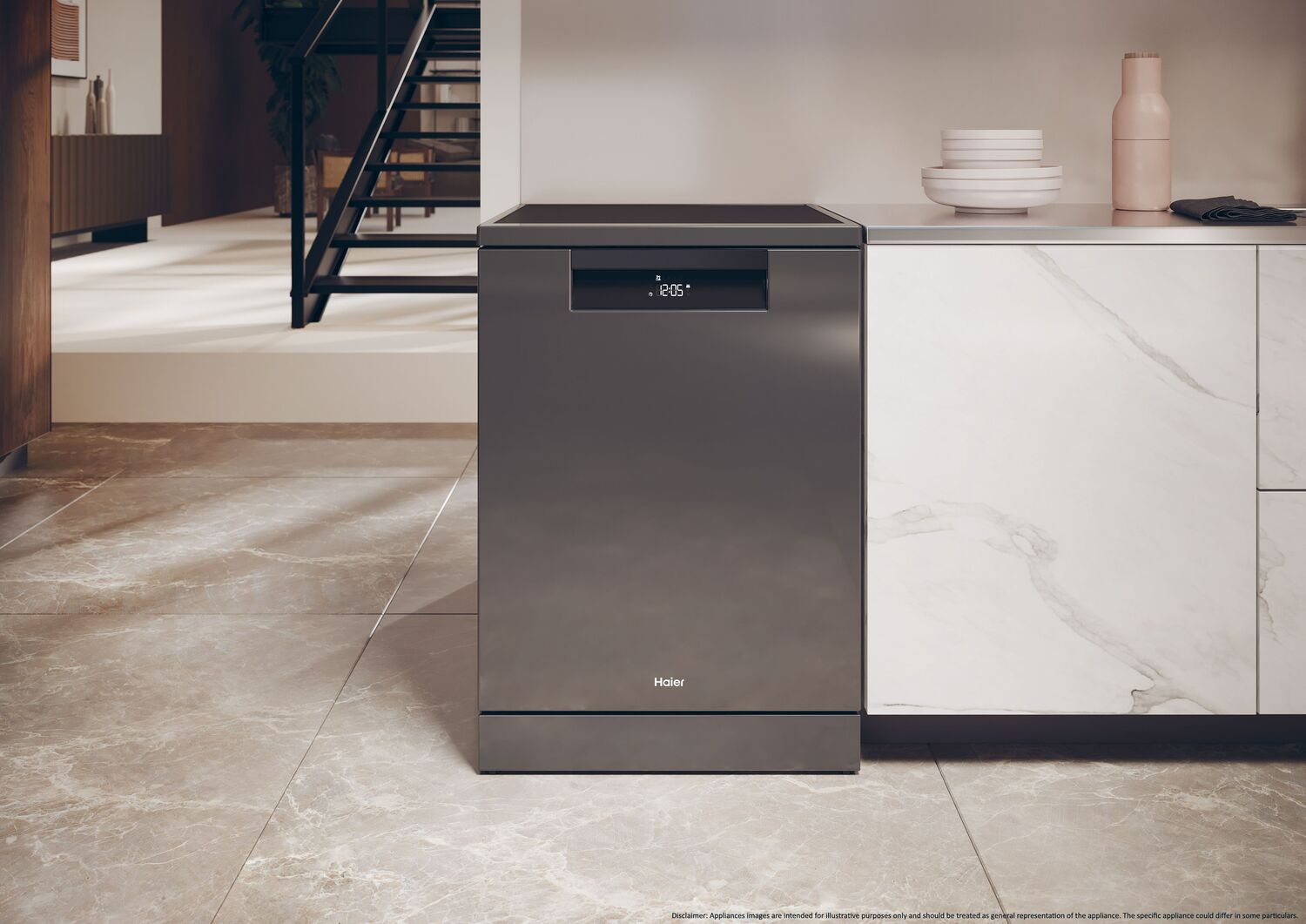 Lavavajillas Haier de acero inoxidable. El lavavajillas está en una cocina. La pantalla muestra 1:05.