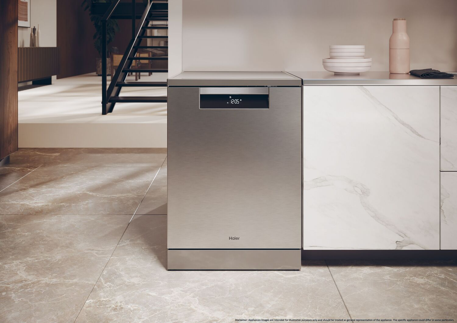 Lavavajillas Haier de acero inoxidable en cocina moderna. Pantalla muestra 1:05. Suelo mármol y gabinetes blancos.