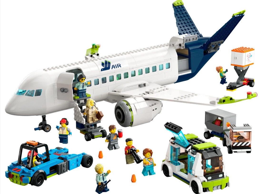 Scena z samolotem Lego, z samolotem i figurkami ładującymi ładunek i pasażerów. Zawiera pojazdy i pracowników.