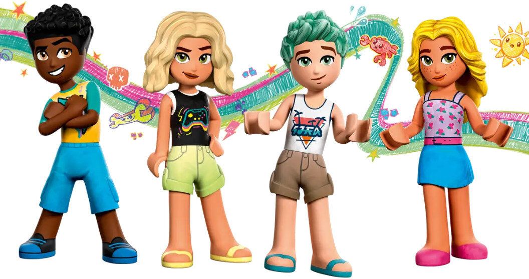 Cztery figurki Lego Friends w kolorowych strojach i z uśmiechniętymi twarzami.