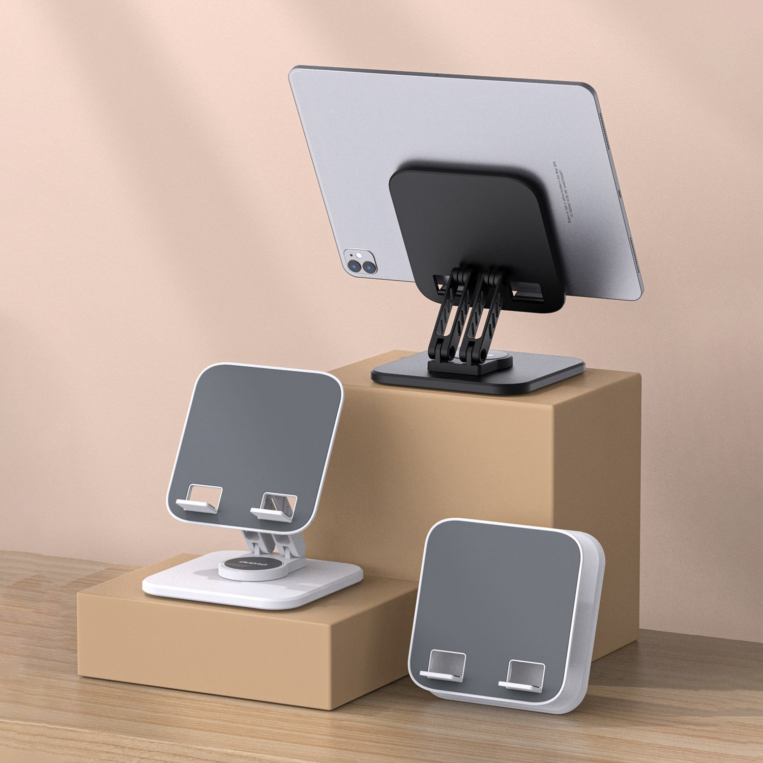 Tablet standı. Bej bir yüzey üzerinde üç standı, gri ve beyazı gösterir.