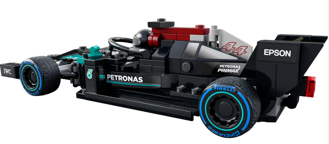 Model samochodu Lego F1, czarny, z akcentami w kolorze turkusowym i czerwonym. Logo 'PETRONAS'. Białe tło.
