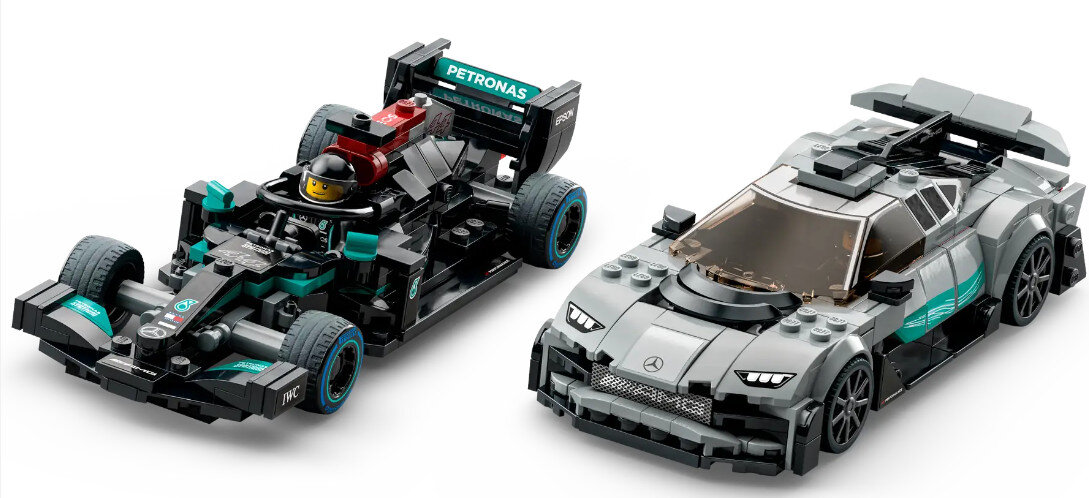 Dwa samochody wyścigowe Lego. Jeden czarny, drugi szary z logo Petronas. Białe tło.