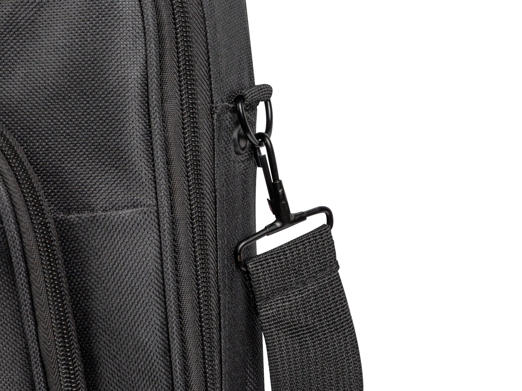 Zbliżenie czarnego, teksturowanego paska torby z metalową klamrą.