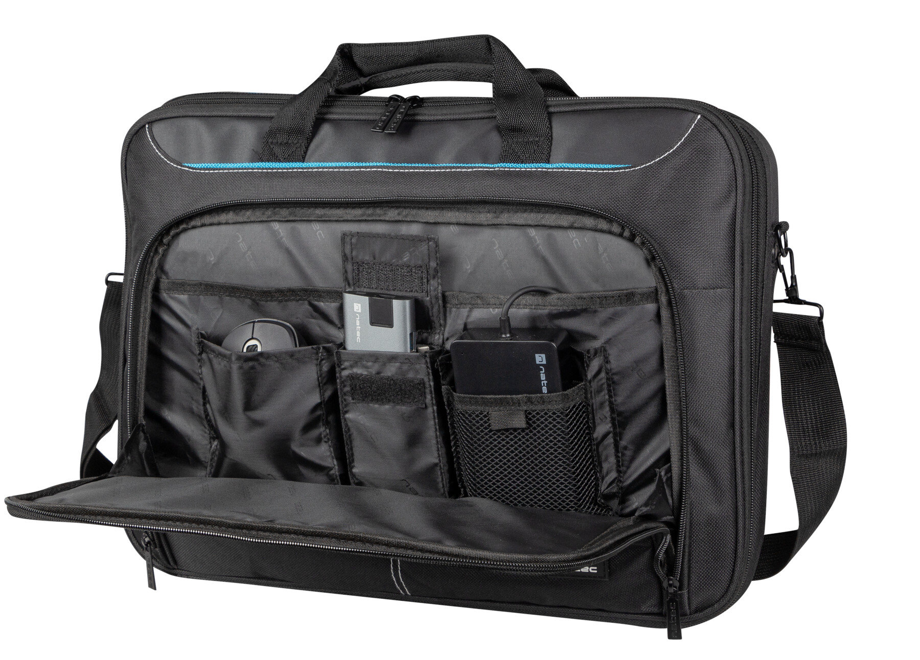 Czarna torba na laptopa otwarta, z wieloma kieszeniami i różnymi przedmiotami w środku.