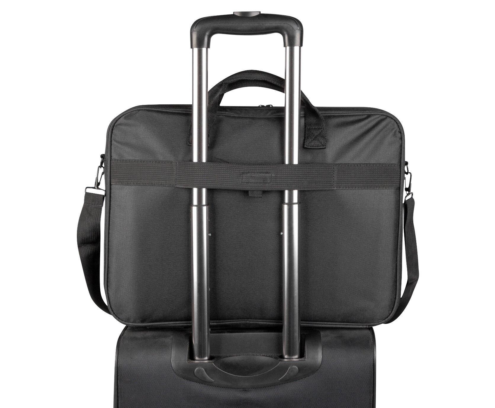 Czarna, prostokątna teczka na czarnej walizce na kółkach. Srebrny uchwyt wysunięty.