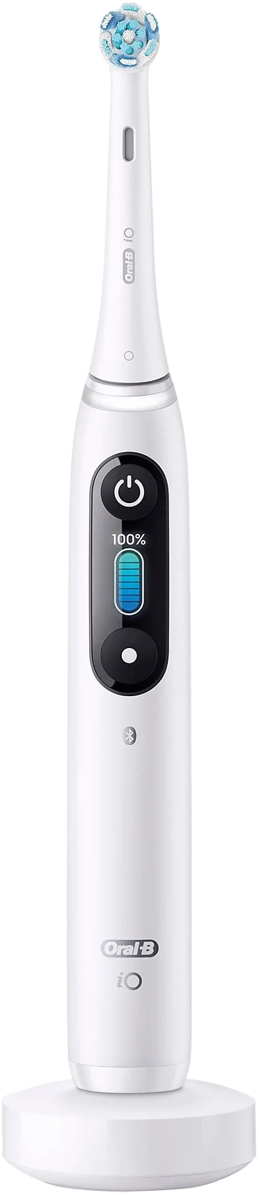Fehér elektromos fogkefe fehér alapon. Mutatja az erőt, az akkumulátor szintjét és a Bluetooth jelzőt.