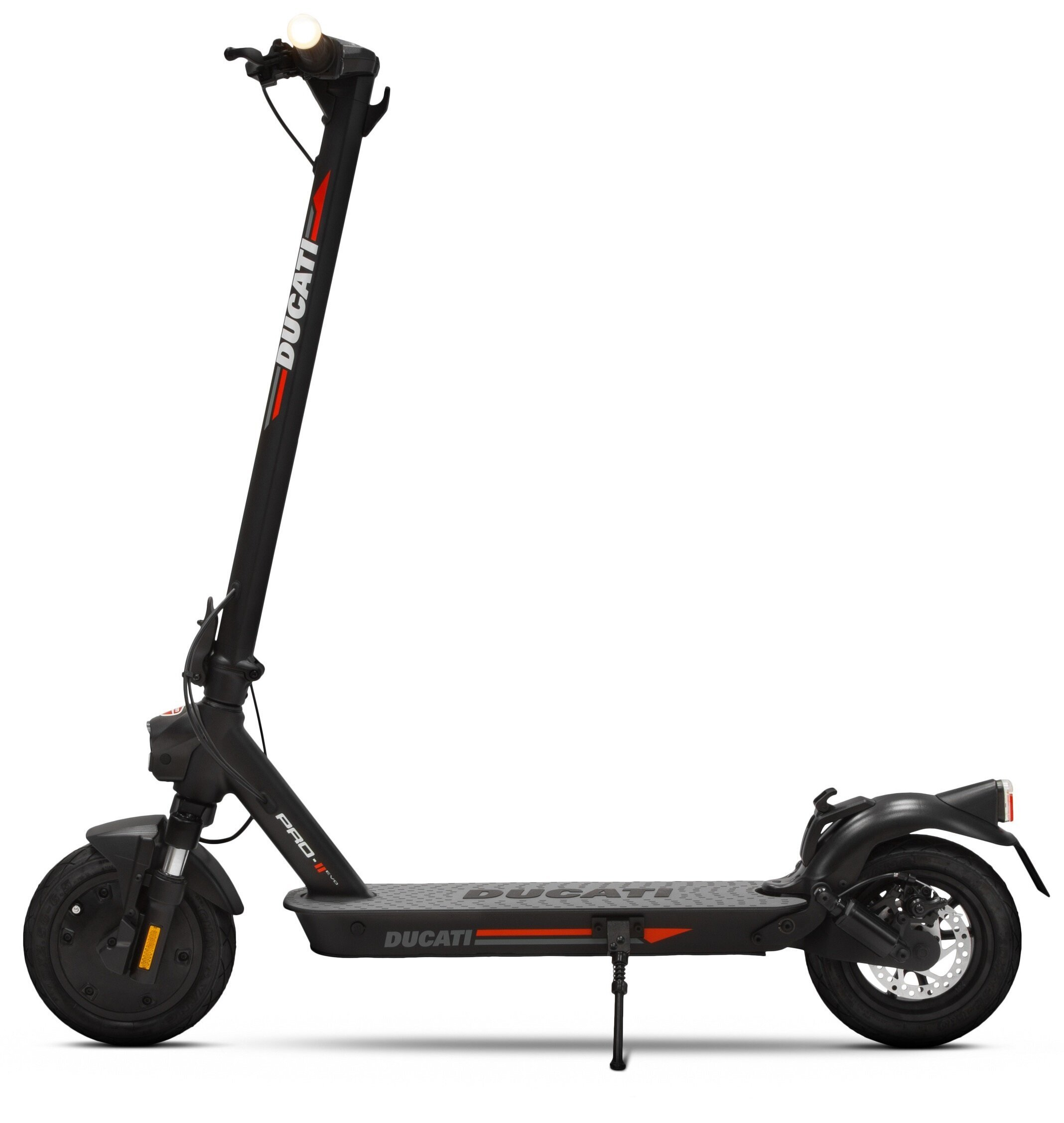 Czarny skuter elektryczny Ducati. Czerwone i białe logo Ducati na kierownicy. Światła włączone.