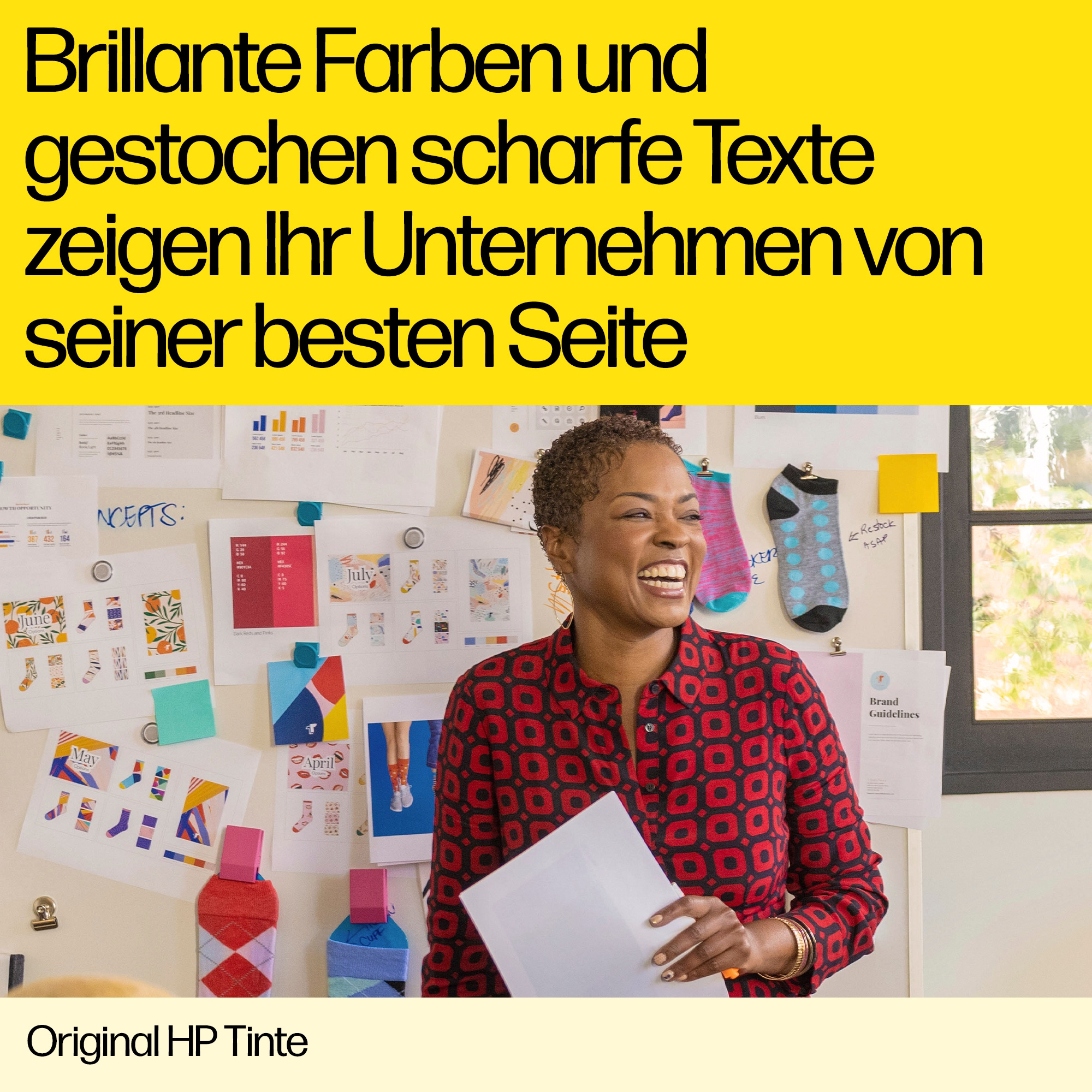Eine Frau lächelt vor einer Tafel mit Notizen, die für leuchtende Farben und scharfe Texte mit HP-Tinte wirbt.