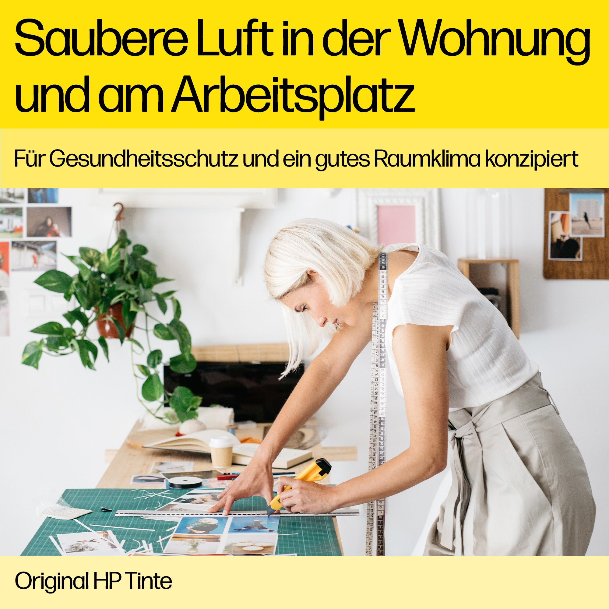 Eine Frau mit einem Maßband arbeitet an einem Tisch mit Fotos und Zubehör.