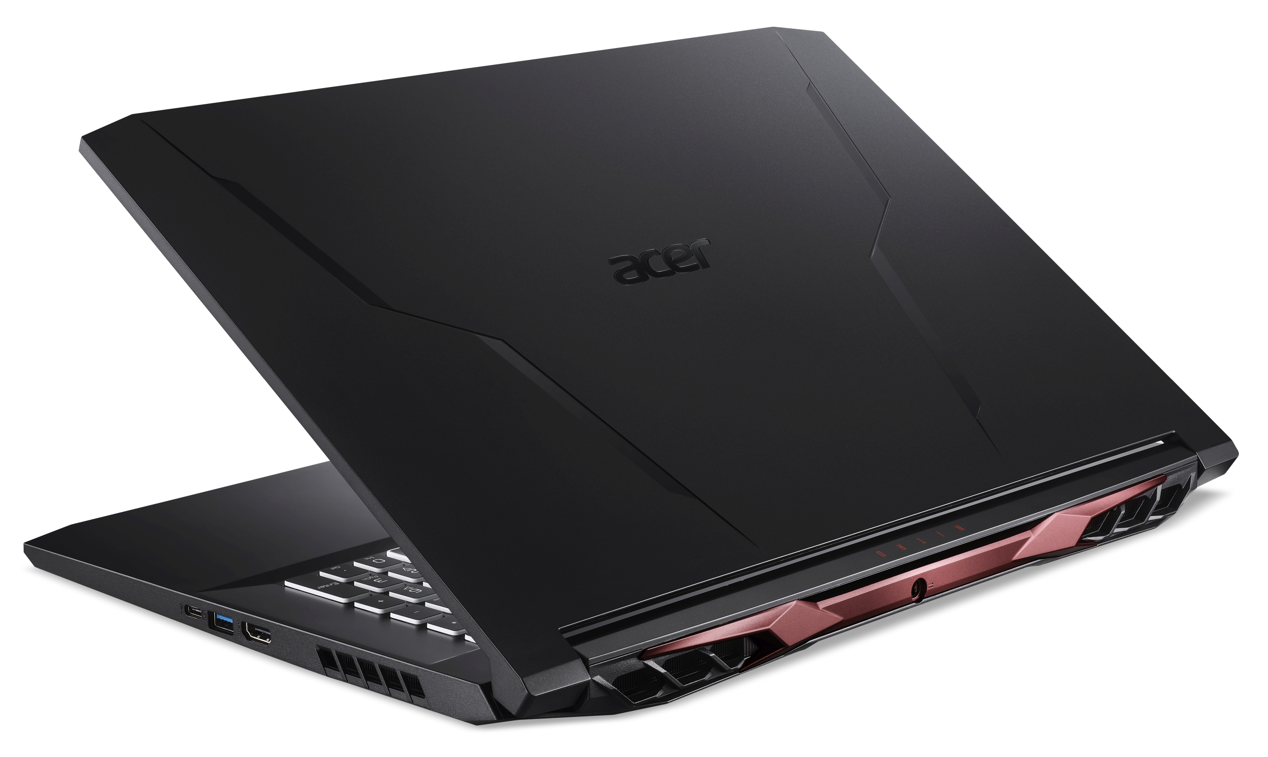 Ein schwarzer Acer Nitro Gaming-Laptop wird aus dem hinteren Viertelwinkel gezeigt, mit Anschlüssen und roten Akzenten.