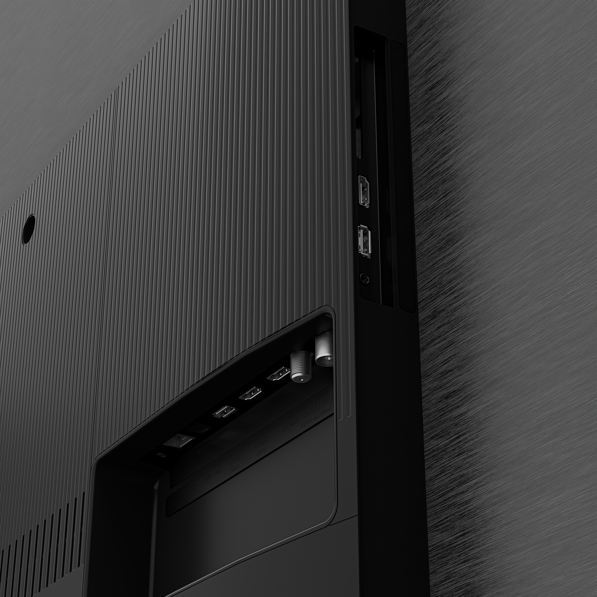 Siyah bir TV'nin arka tarafının, bağlantı noktalarını gösteren yakın çekimi.