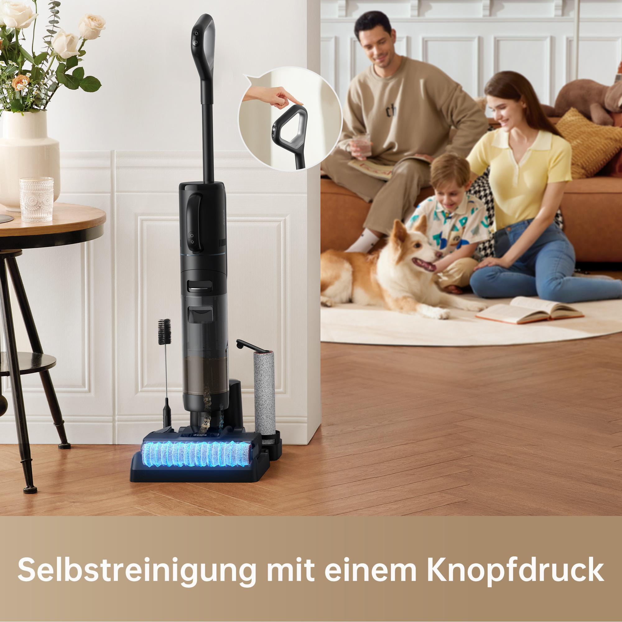 Eine Familie benutzt einen Staubsauger mit Selbstreinigungsfunktion.