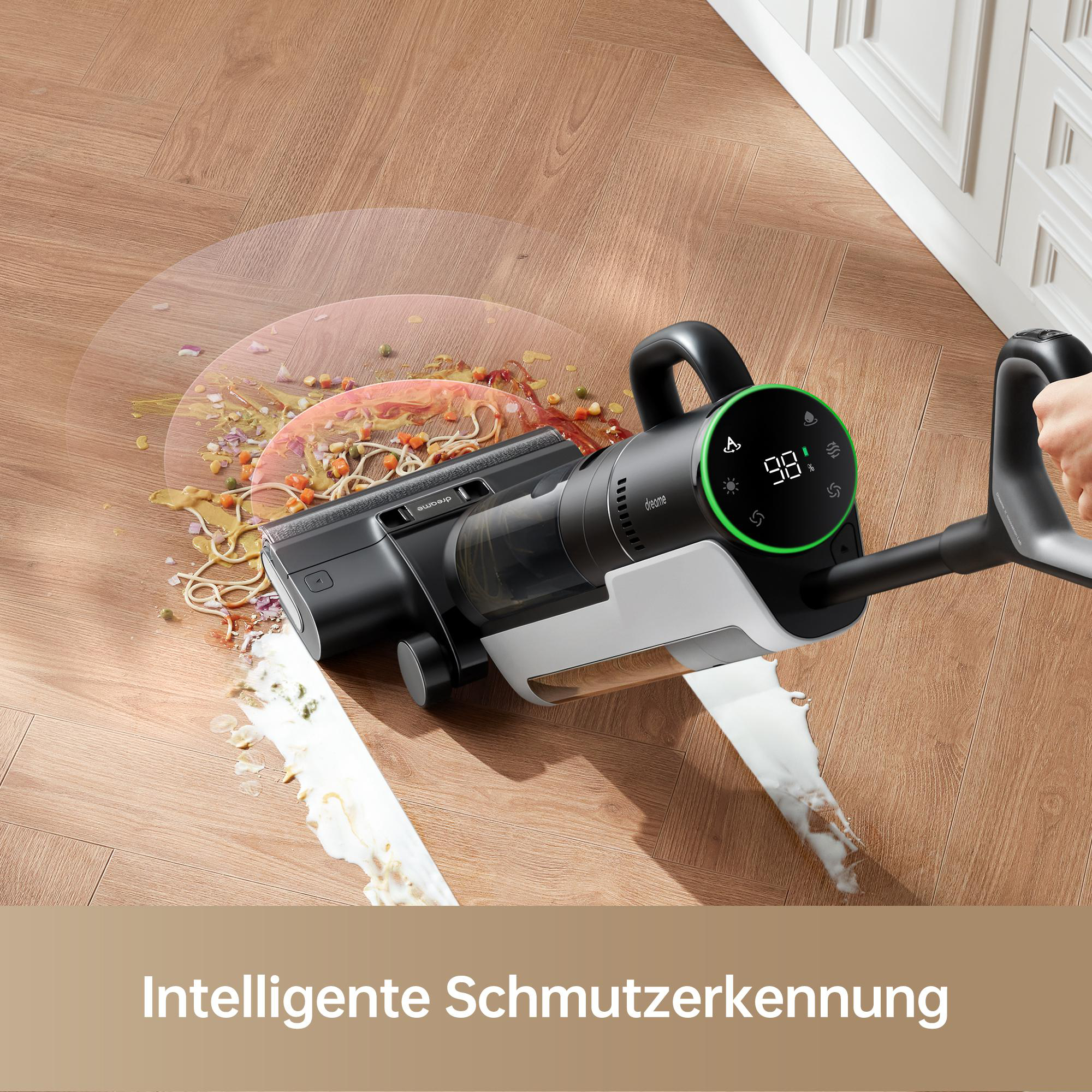 Ein Roboter-Staubsauger reinigt einen Boden mit verschüttetem Essen und Flüssigkeit. Holzboden Hintergrund.