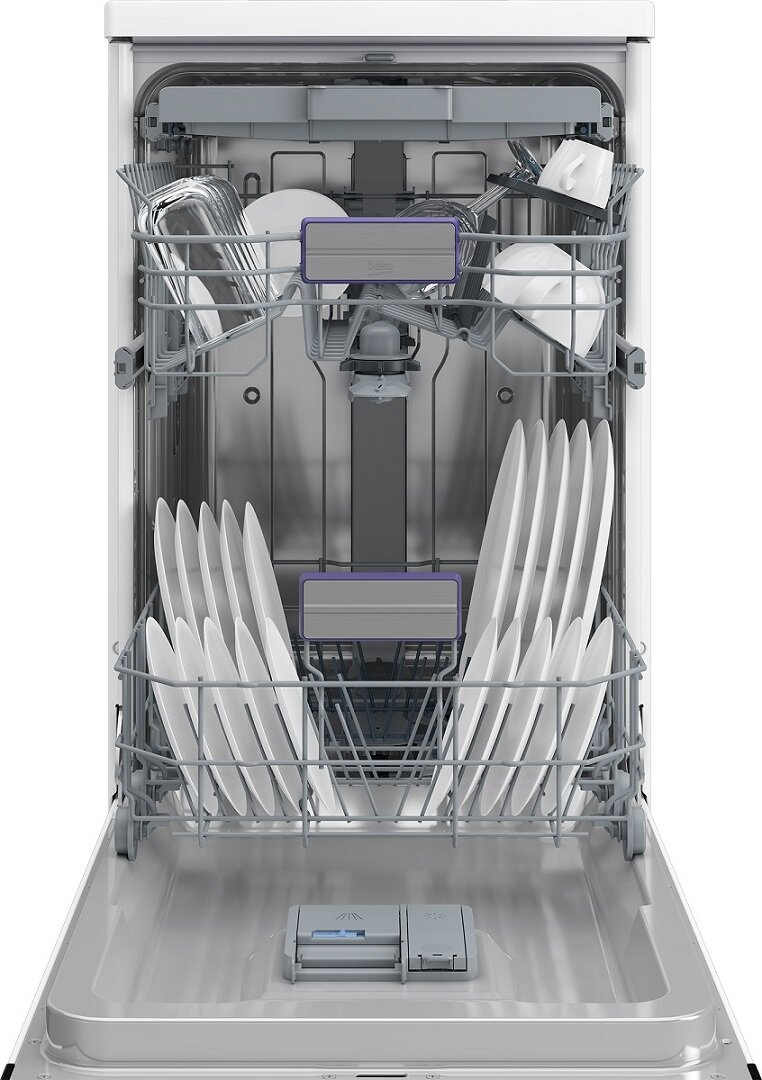 Otwarta komora zmywarki z widocznymi koszami, talerzami i sztućcami.