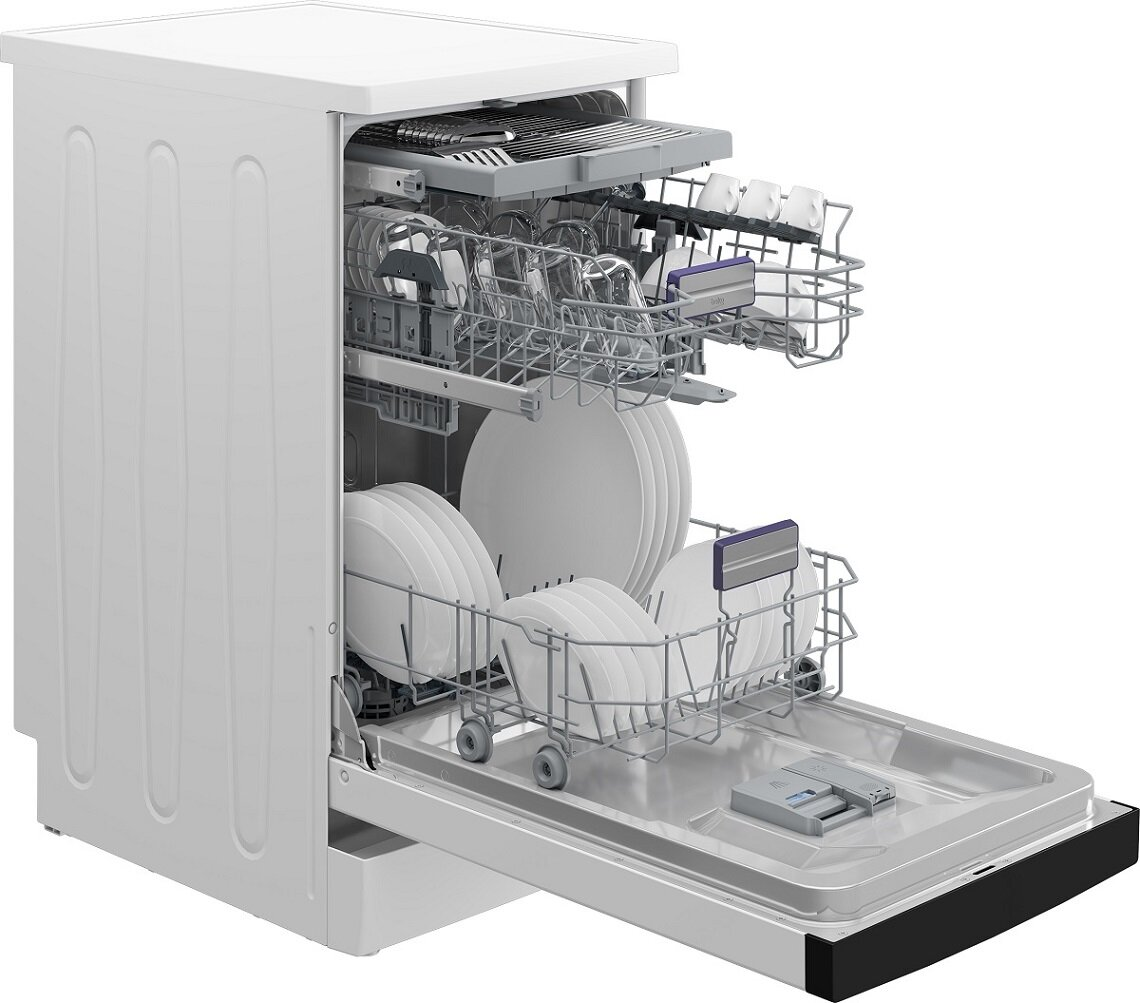 Biała zmywarka z otwartymi drzwiami, pokazująca półki i talerze.
