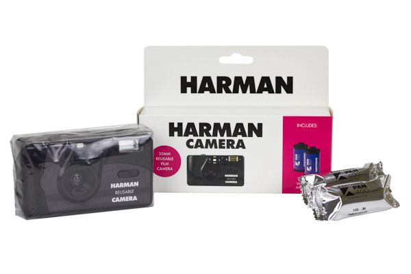 Kamerapackung mit Kamera und Filmrollen, mit der Marke Harman Camera.