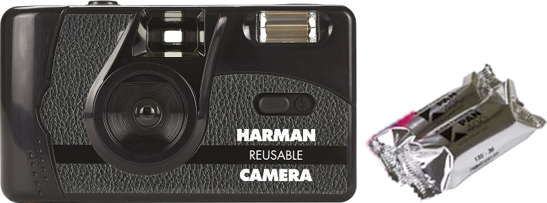 Schwarze wiederverwendbare Harman-Kamera mit Filmrollen. Kamera links, Filmrollen rechts.