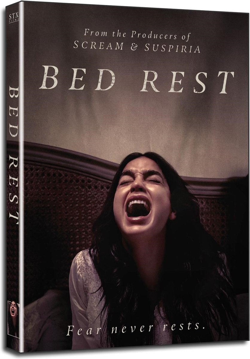 Filmposter met schreeuwende vrouw, titel 'BED REST' en tekst 'Fear never rests'.