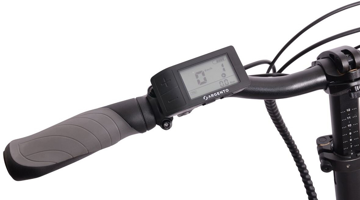 Zbliżenie kierownicy roweru elektrycznego z wyświetlaczem 0 km/h. Szary uchwyt po lewej.