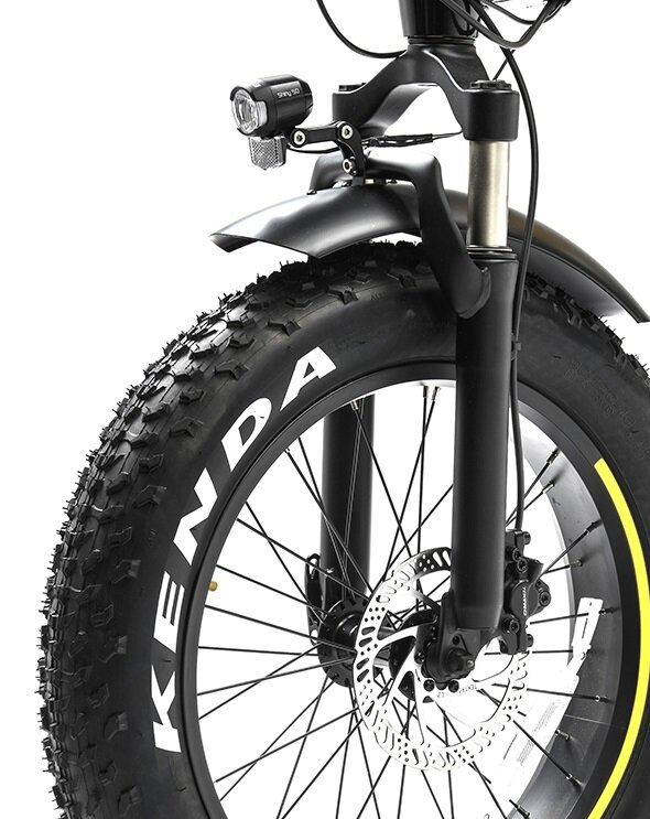 Przednie koło czarnego roweru z oponą Kenda i reflektorem.