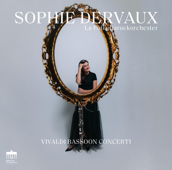 Ein Albumcover mit einer Frau, die ein Instrument vor einem goldgerahmten Spiegel hält.