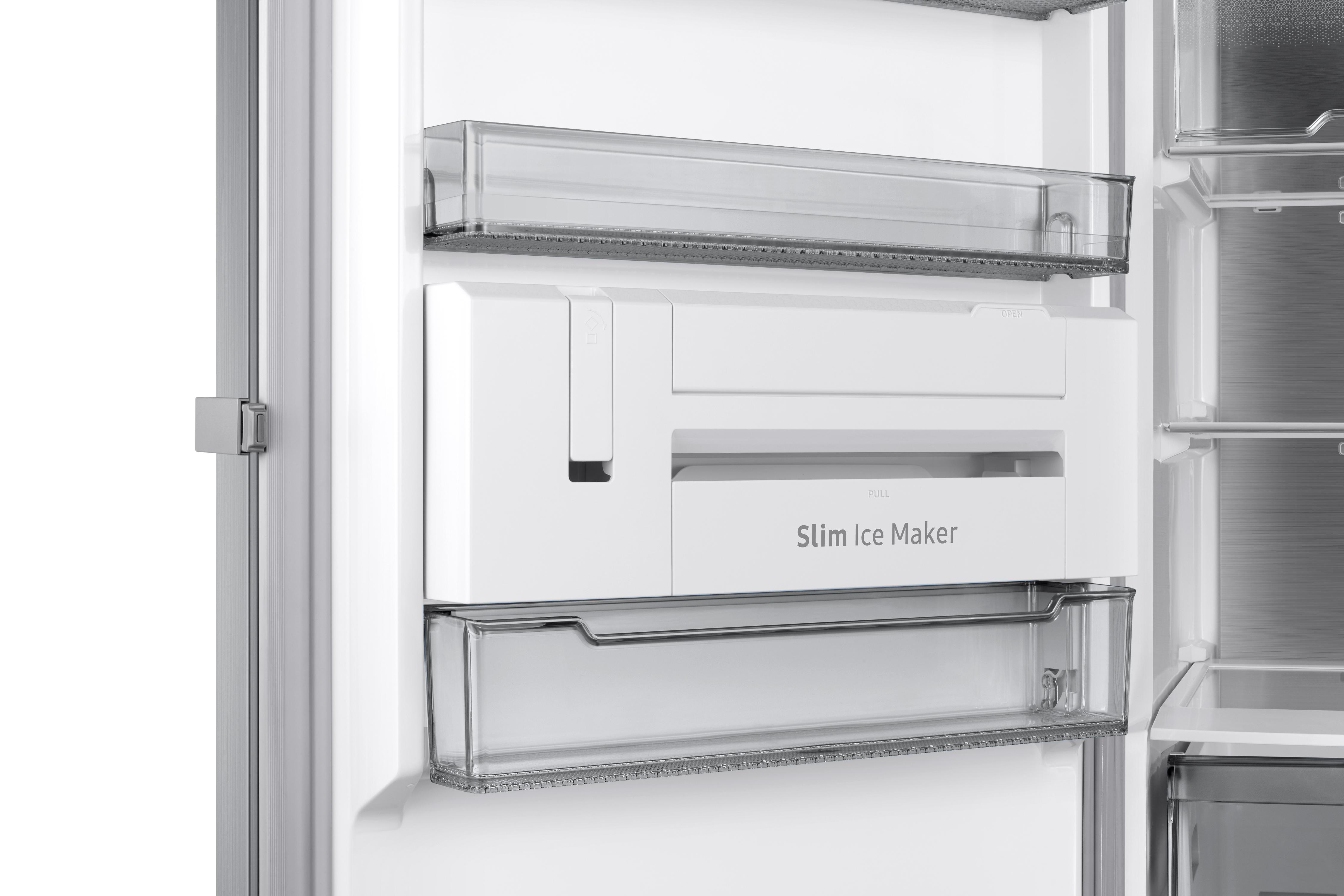 Kühlschrankinnenraum mit Eisbereiter und transparenten Ablagen.