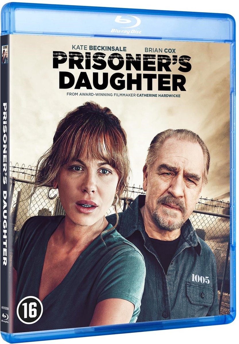 Couverture de film. Une femme et un homme sont au premier plan, une clôture en treillis métallique derrière eux.