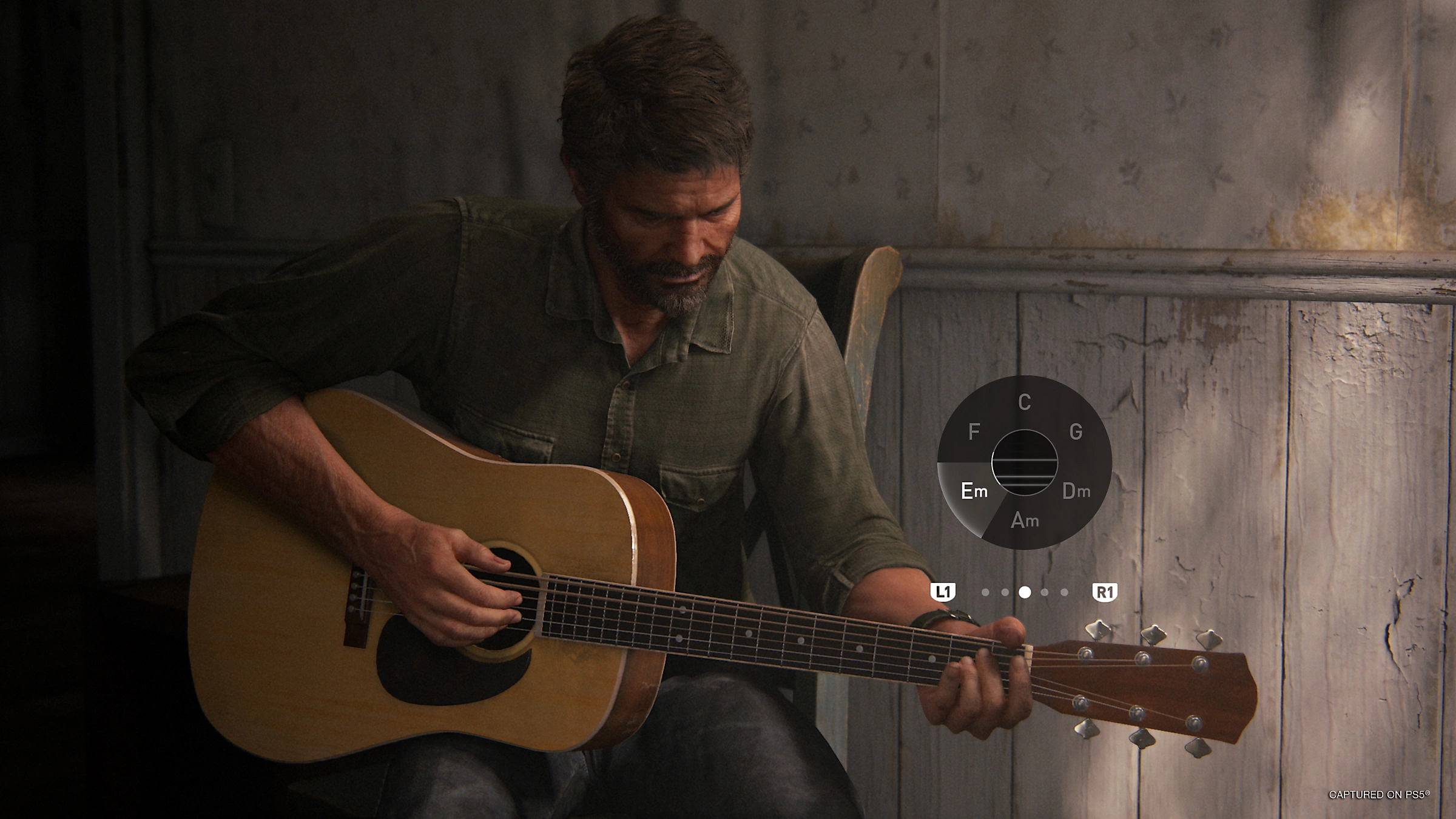 Un homme jouant d'une guitare acoustique, avec un tableau d'accords musicaux superposé sur l'image.