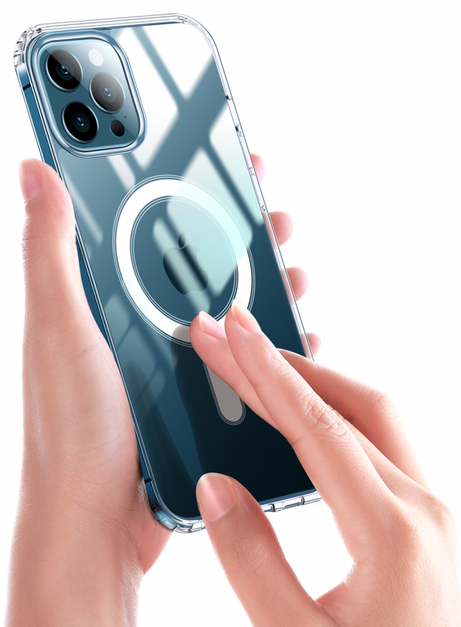 Személy, aki egy átlátszó telefontokot tart egy telefon felett. A tokon van egy gyűrű a MagSafe-hez. Fehér háttér.