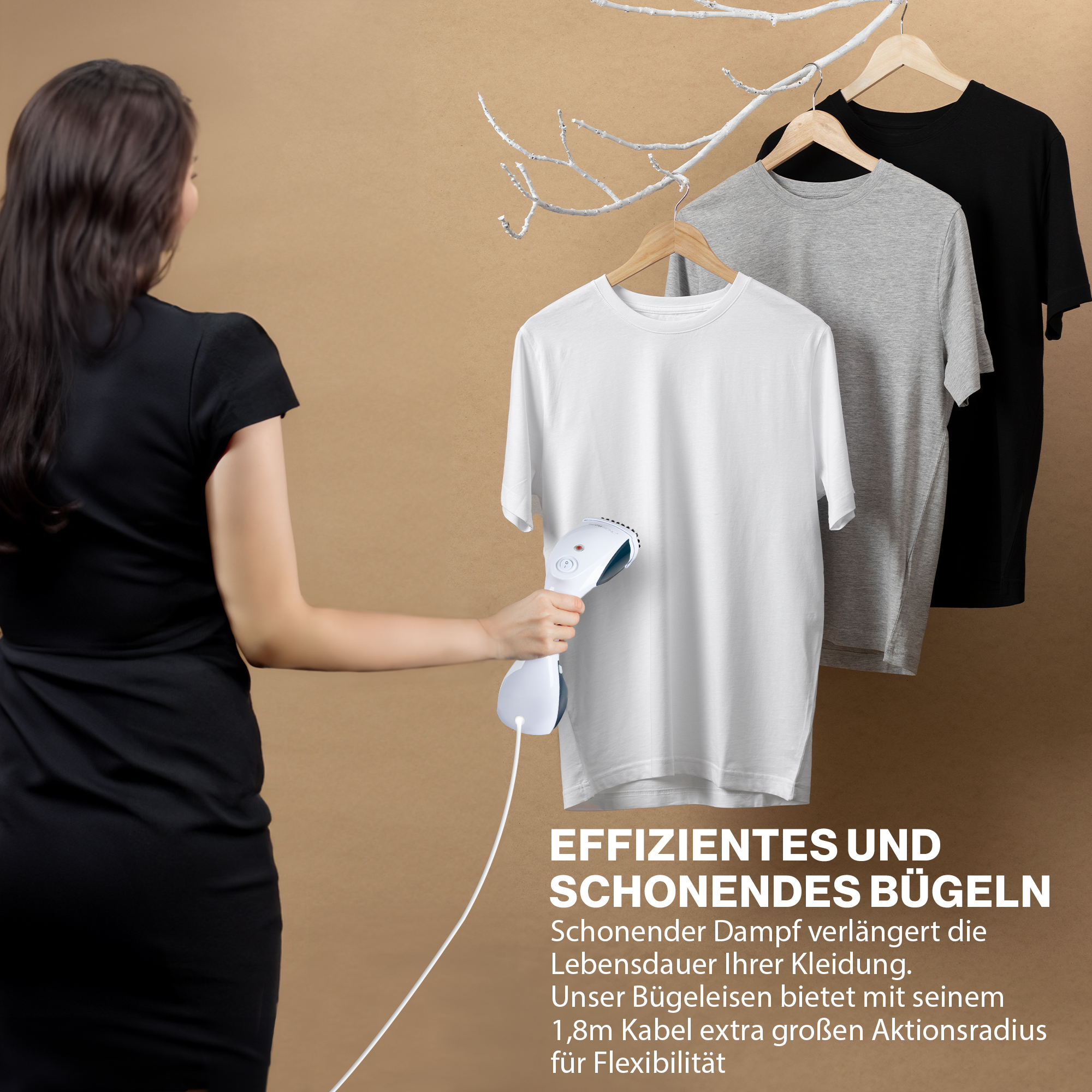 Frau bügelt Kleidung mit einem Dampfgarer. T-Shirts hängen auf einem Gestell. Text: "Effizientes und schonendes Bügeln."