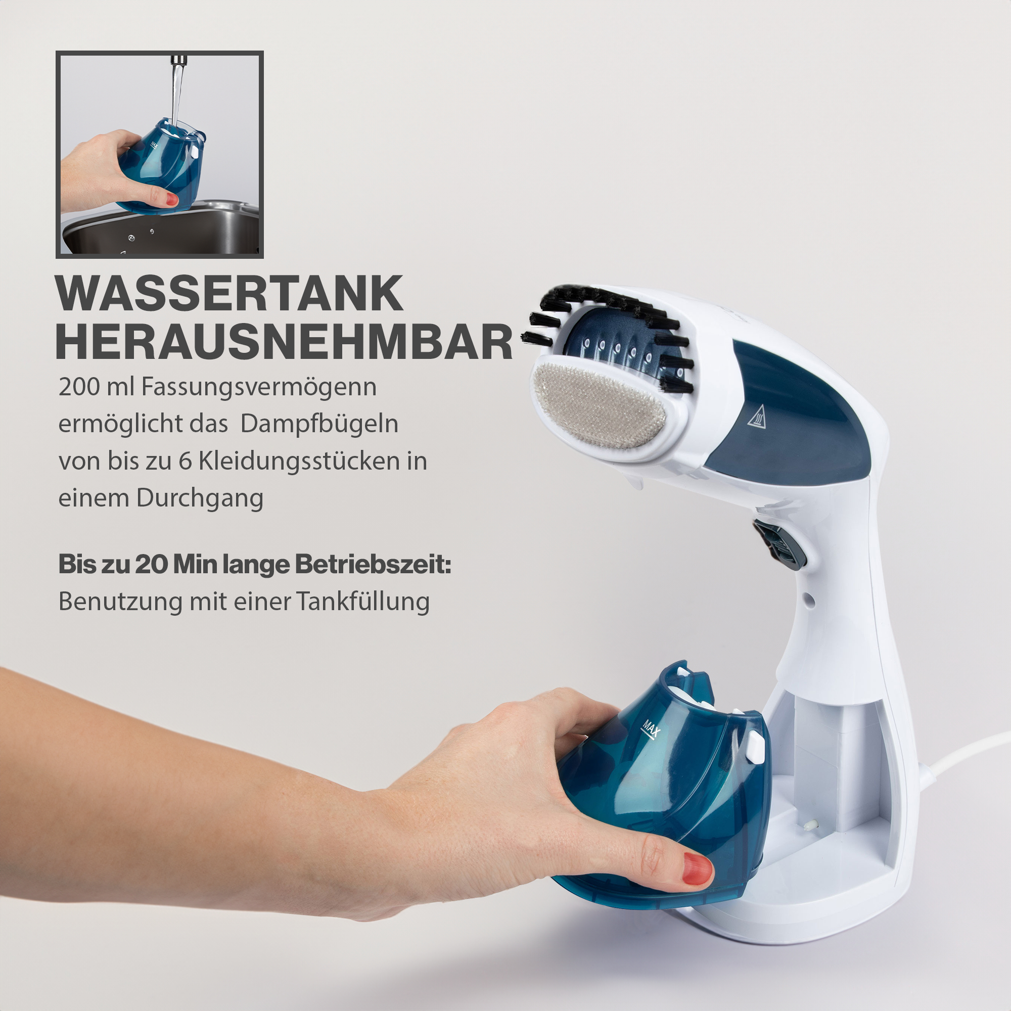 Frau hält einen blauen Wassertank, Dampfreiniger.