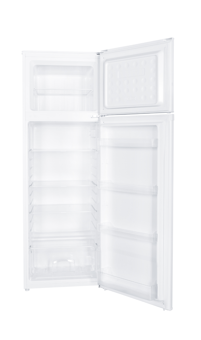 Refrigerador blanco abierto con estantes visibles.